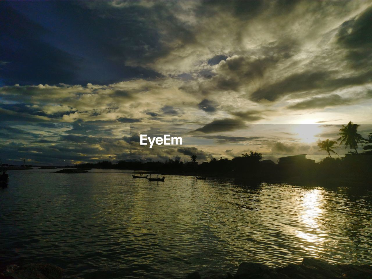 SCENIC VIEW OF SEA AGAINST SUNSET SKY