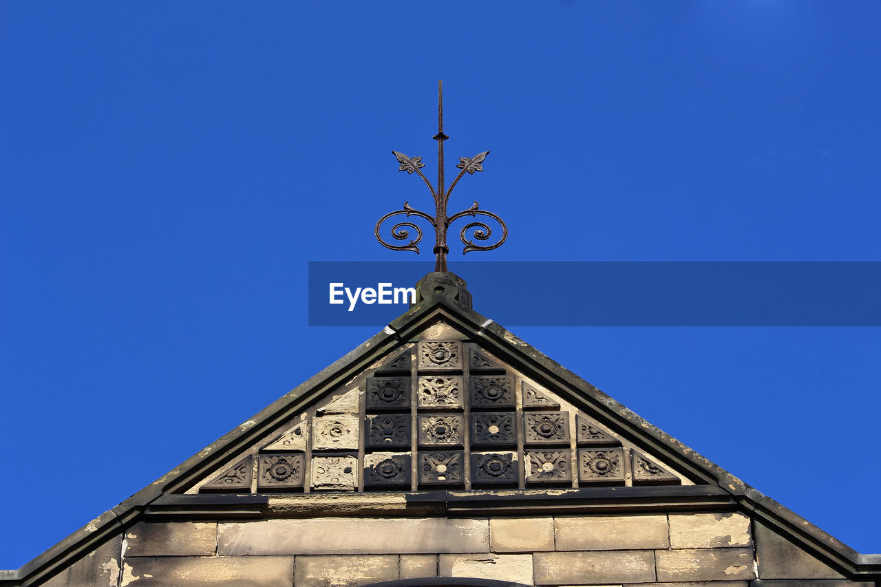 LOW ANGLE VIEW OF CLOCK AGAINST BUILDING