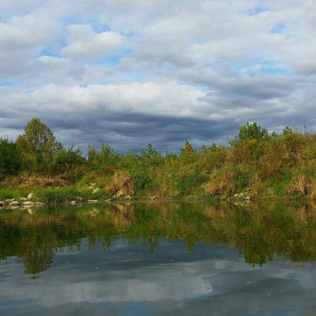 SCENIC VIEW OF LAKE AGAINST CLOUDY SKY