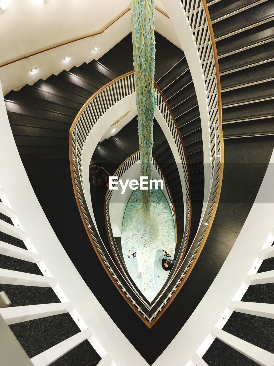 HIGH ANGLE VIEW OF SPIRAL STAIRCASE IN BUILDING