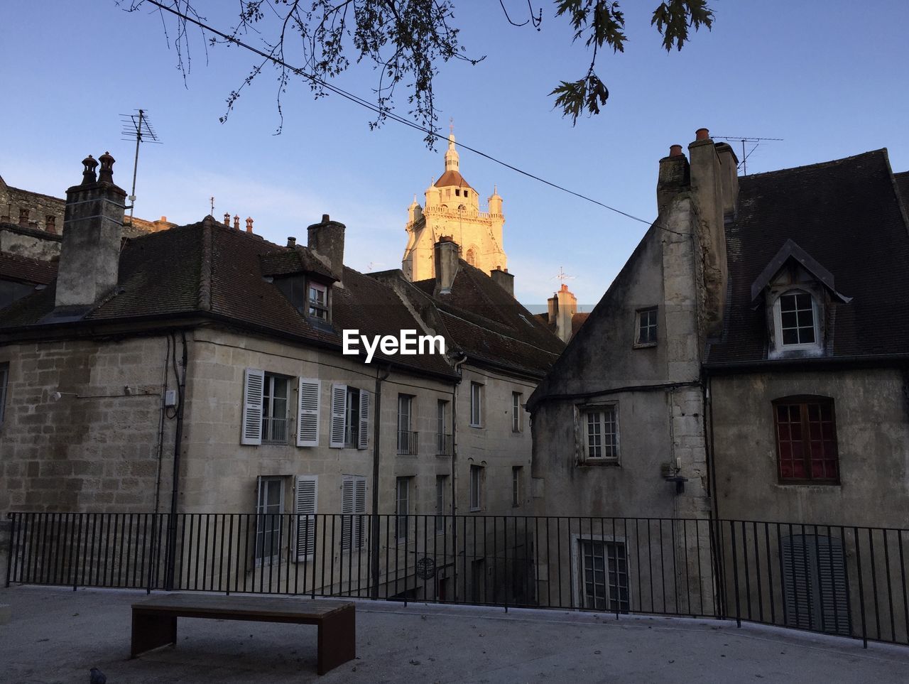 LOW ANGLE VIEW OF BUILDINGS AGAINST SKY