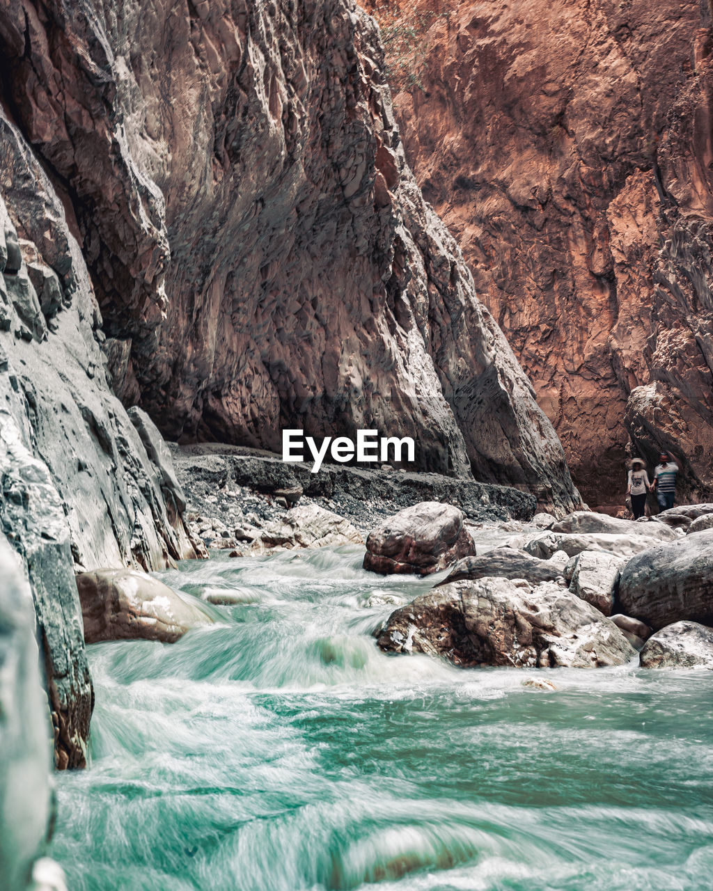 SCENIC VIEW OF ROCKS IN SEA AGAINST ROCK