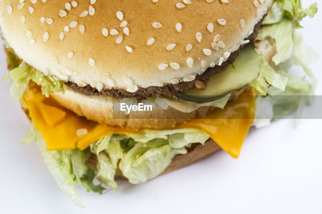 CLOSE-UP OF BURGER IN PLATE ON TABLE