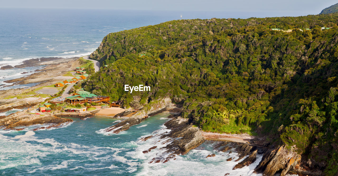 SCENIC VIEW OF ROCKY BEACH