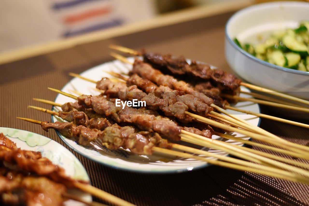 CLOSE-UP OF MEAT IN PLATE