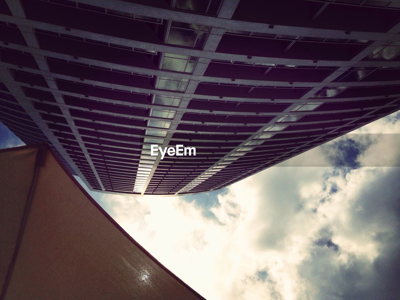 LOW ANGLE VIEW OF MODERN BUILDING AGAINST SKY