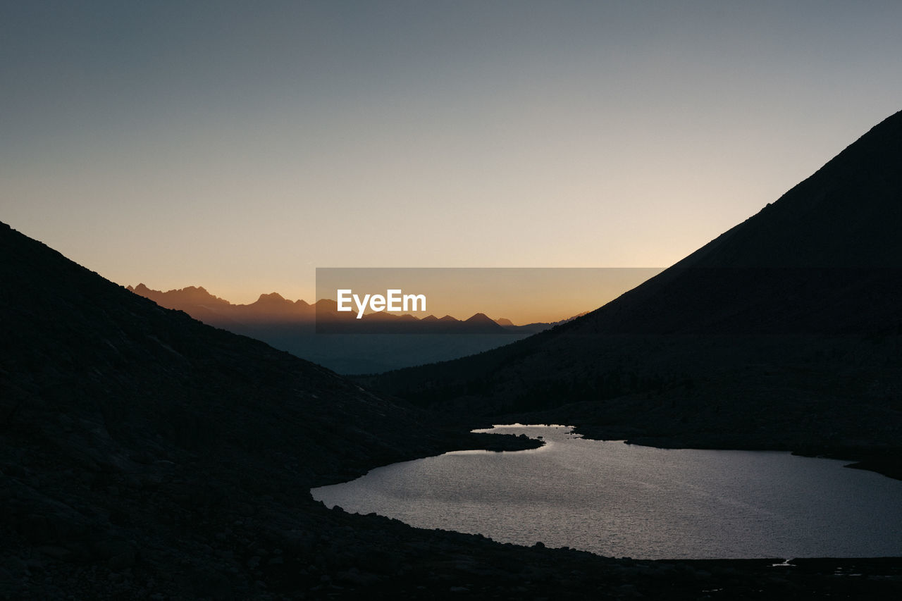 SCENIC VIEW OF SILHOUETTE MOUNTAIN AGAINST CLEAR SKY