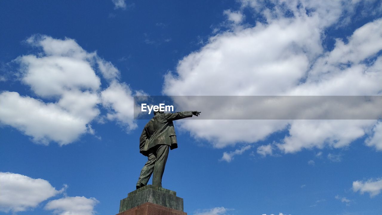 LOW ANGLE VIEW OF STATUE OF ANGEL AGAINST SKY