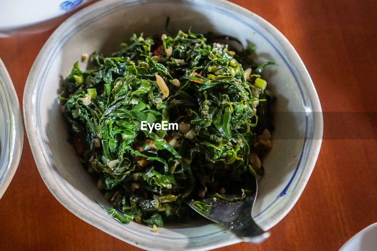 HIGH ANGLE VIEW OF VEGETABLES IN BOWL