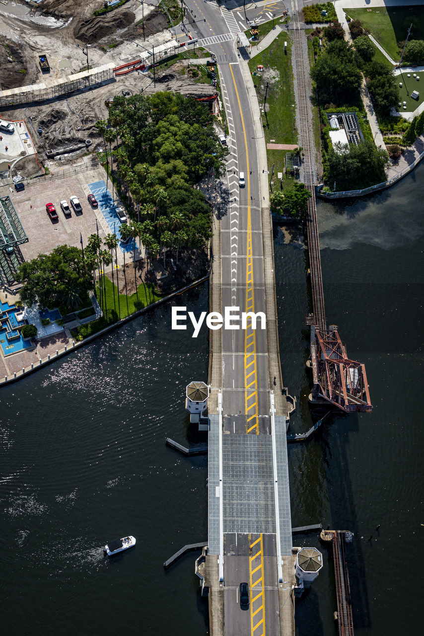 HIGH ANGLE VIEW OF BRIDGE IN CITY