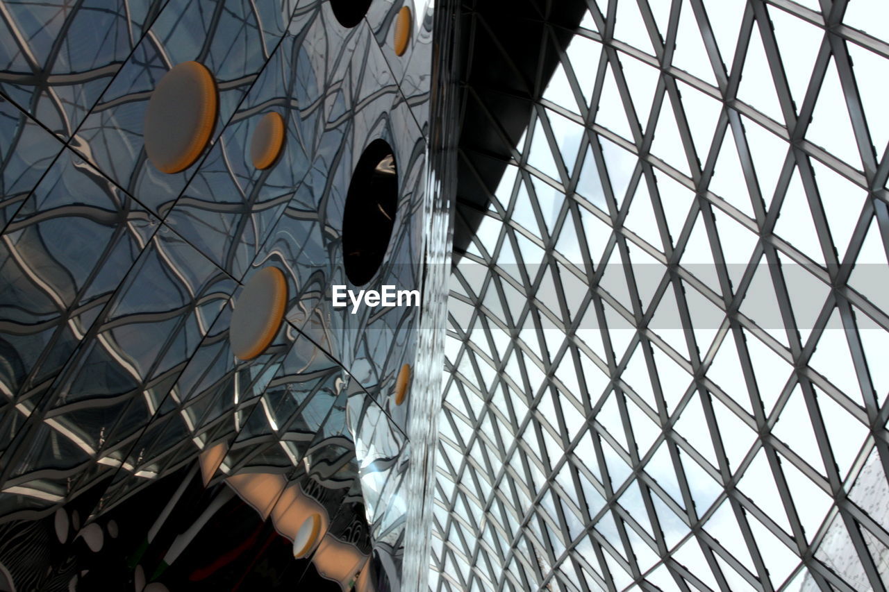LOW ANGLE VIEW OF MODERN BUILDING