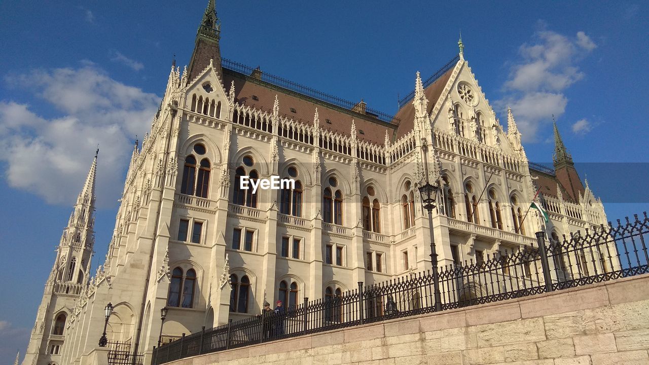 LOW ANGLE VIEW OF BUILDING AGAINST BLUE SKY