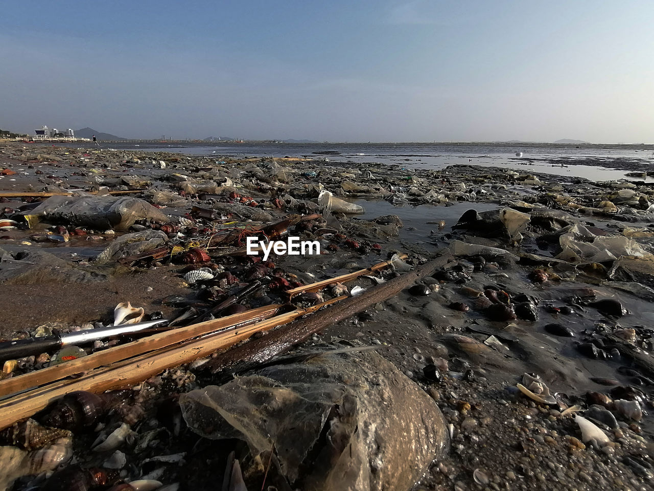 HIGH ANGLE VIEW OF SEA SHORE AGAINST CLEAR SKY