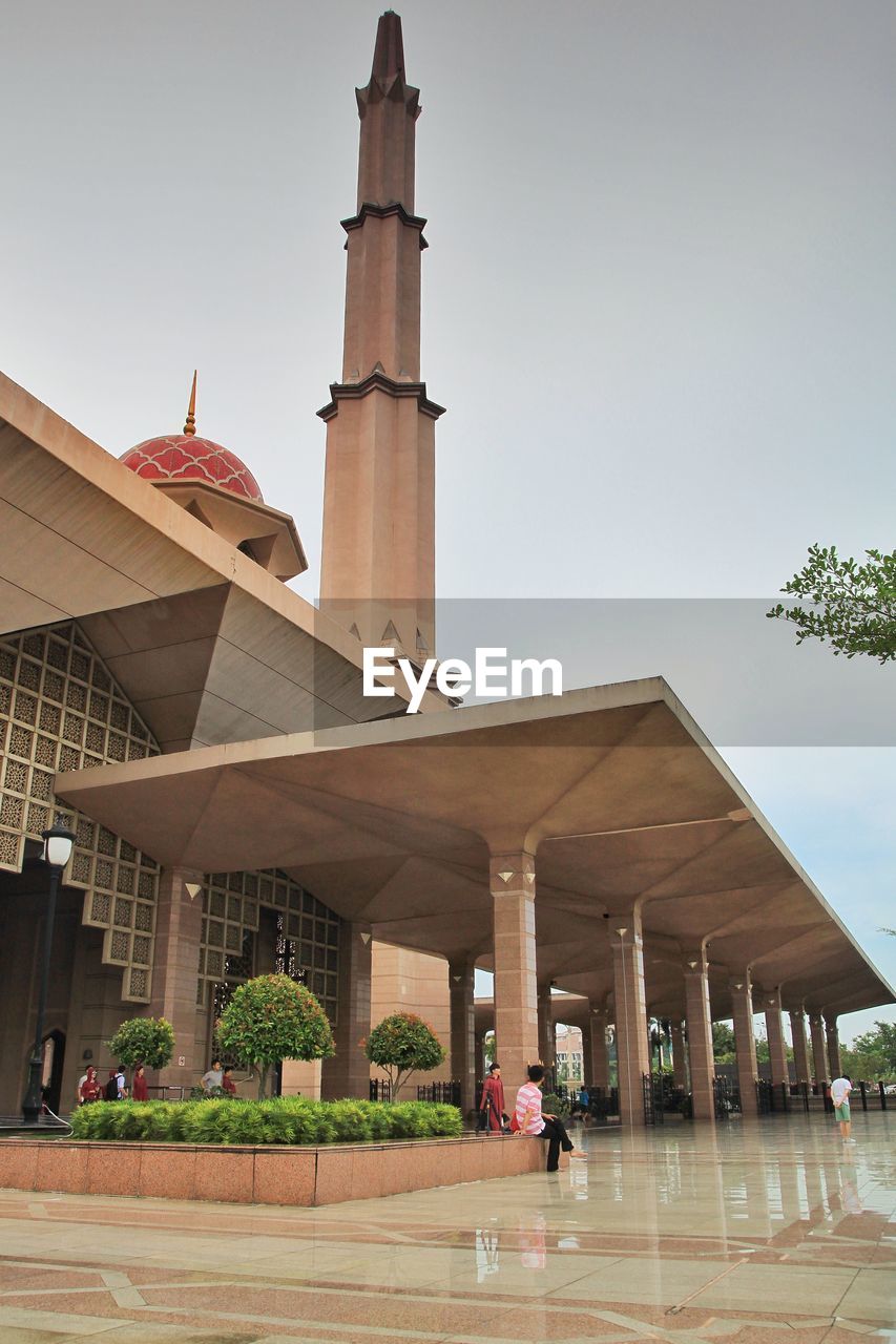 LOW ANGLE VIEW OF HISTORIC BUILDING AGAINST SKY