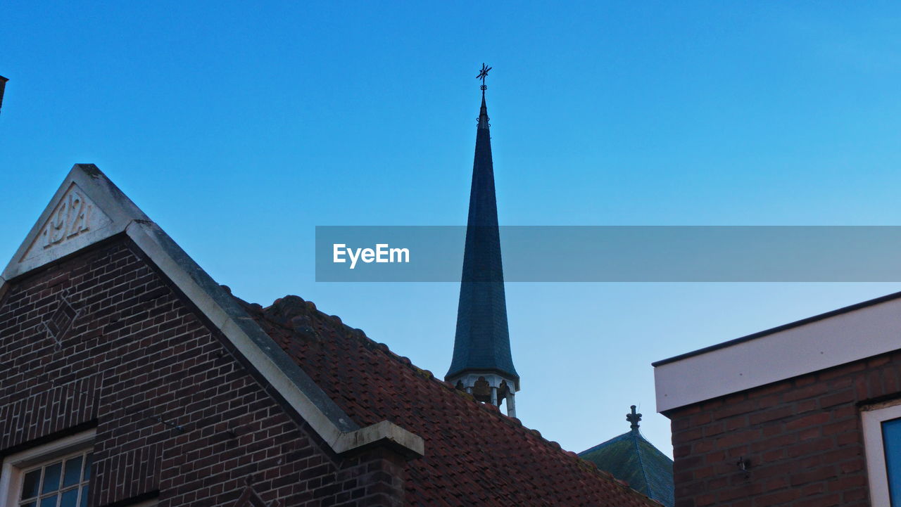 LOW ANGLE VIEW OF BUILDINGS AGAINST BLUE SKY