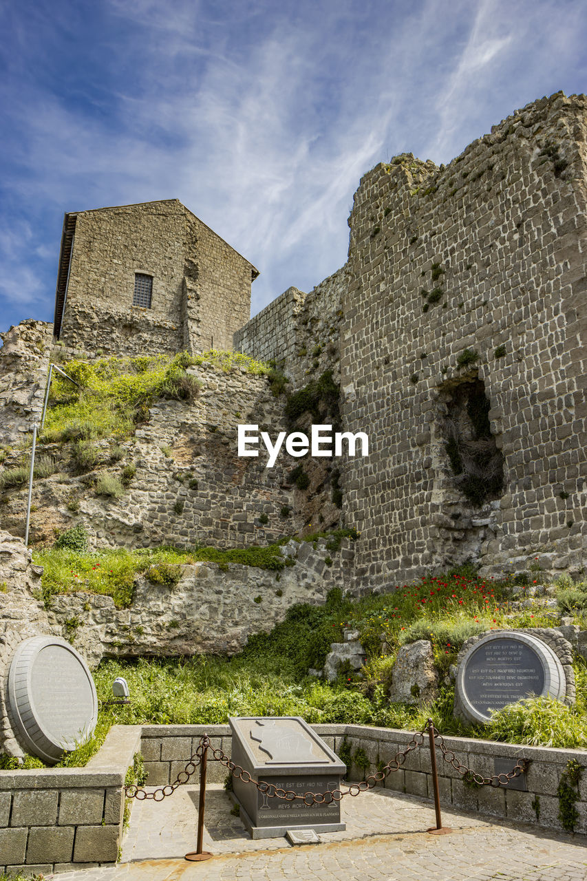 architecture, built structure, history, ruins, the past, ancient history, building exterior, sky, building, fortification, travel destinations, ancient, nature, archaeological site, travel, no people, old, old ruin, wall, castle, historic site, village, tourism, day, outdoors, landmark, stone material, cloud, plant, rock