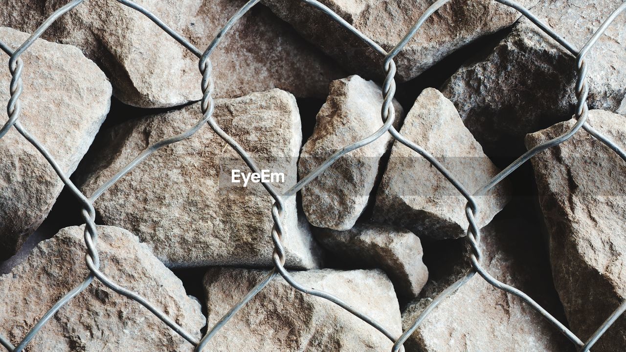 FULL FRAME SHOT OF DRIED ROCKS ON ROCK