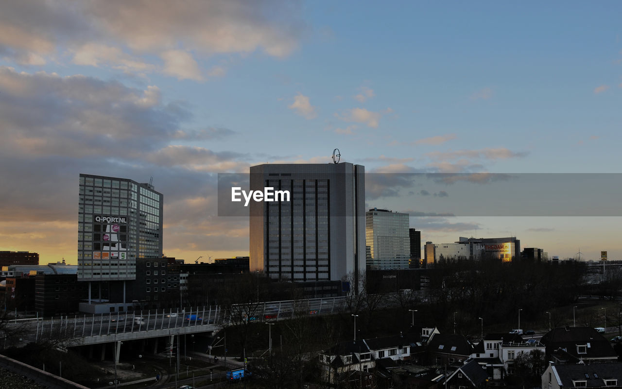 HIGH ANGLE VIEW OF BUILDINGS IN CITY AGAINST SKY