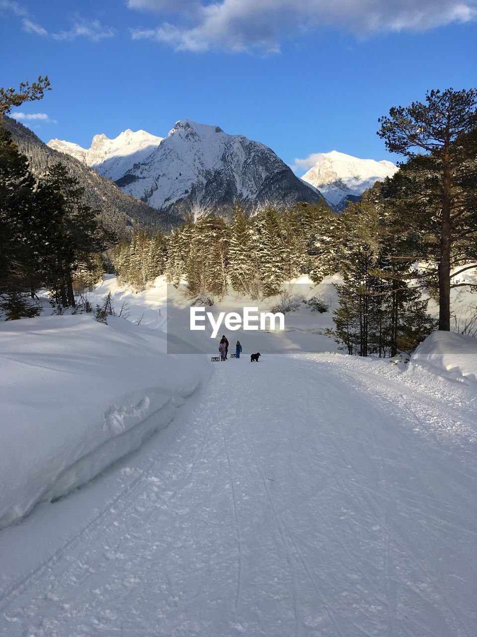 PEOPLE ON SNOWCAPPED MOUNTAIN AGAINST SKY