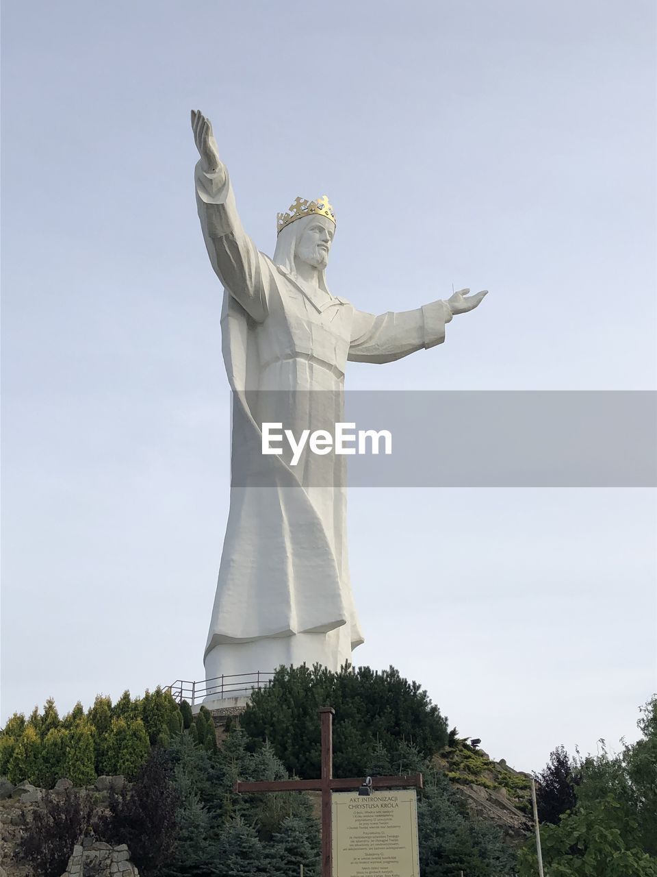 LOW ANGLE VIEW OF STATUE AGAINST CLEAR SKY