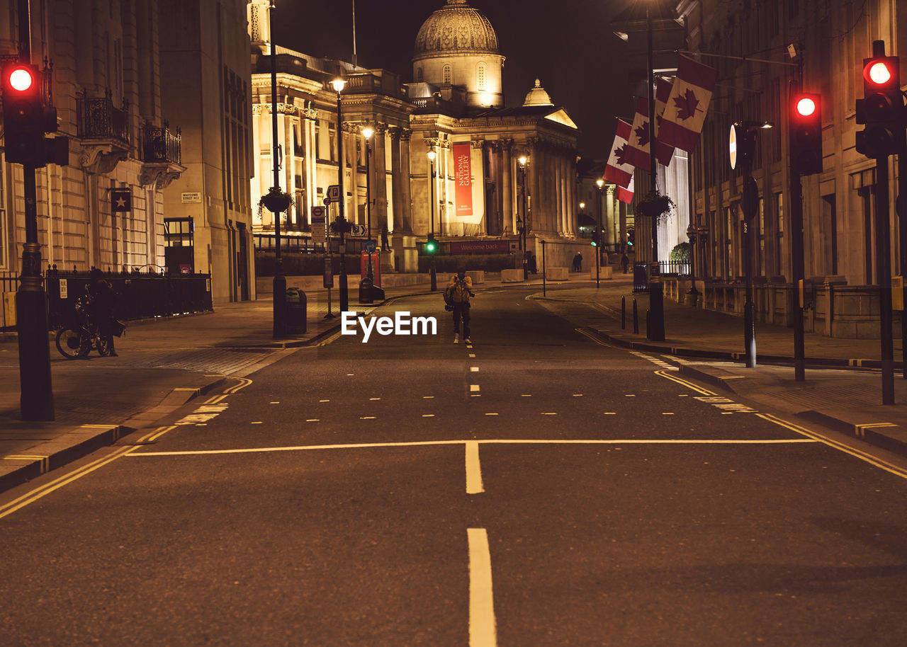 ILLUMINATED STREET LIGHT IN CITY