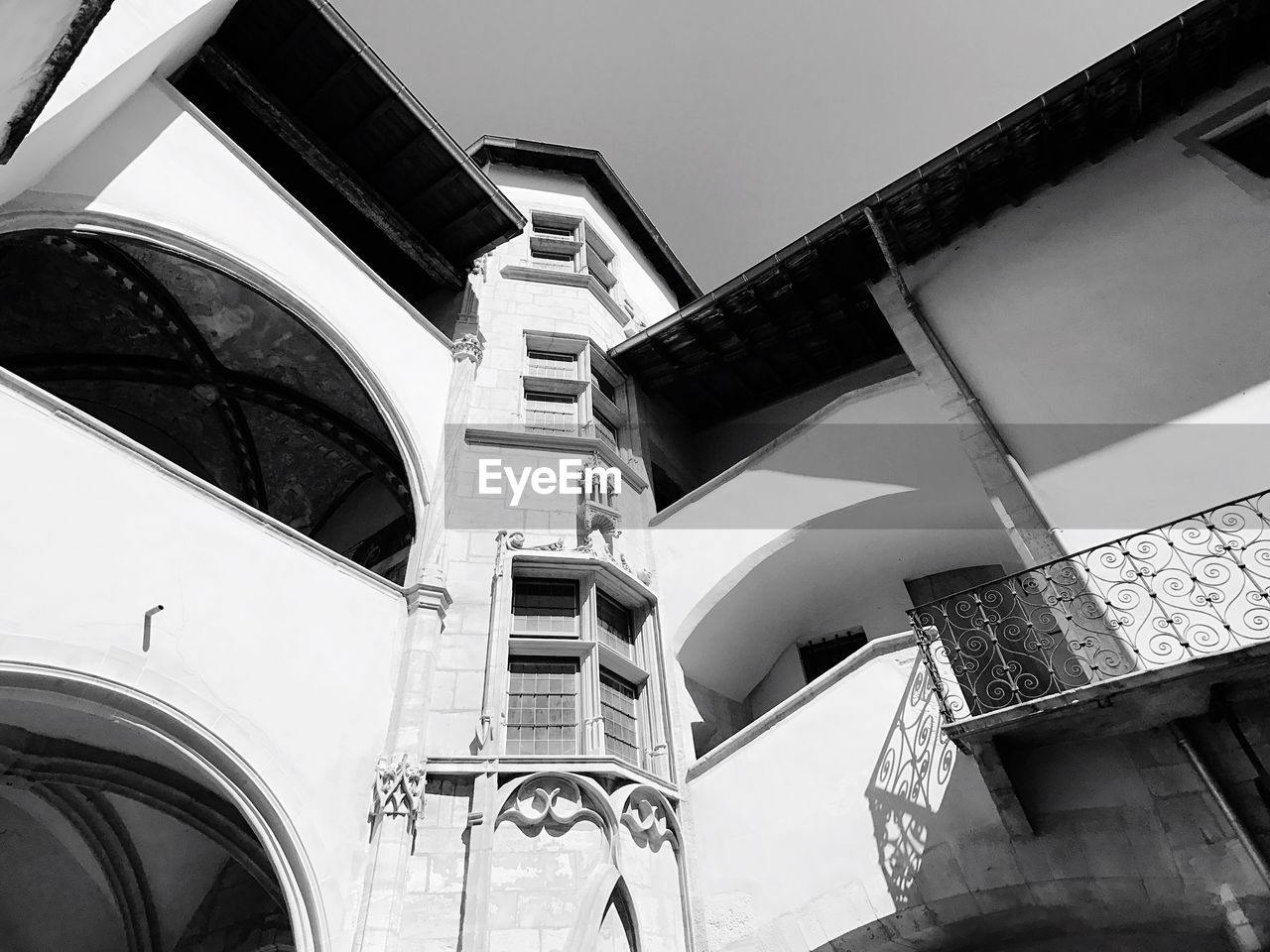 LOW ANGLE VIEW OF BUILDING AGAINST SKY