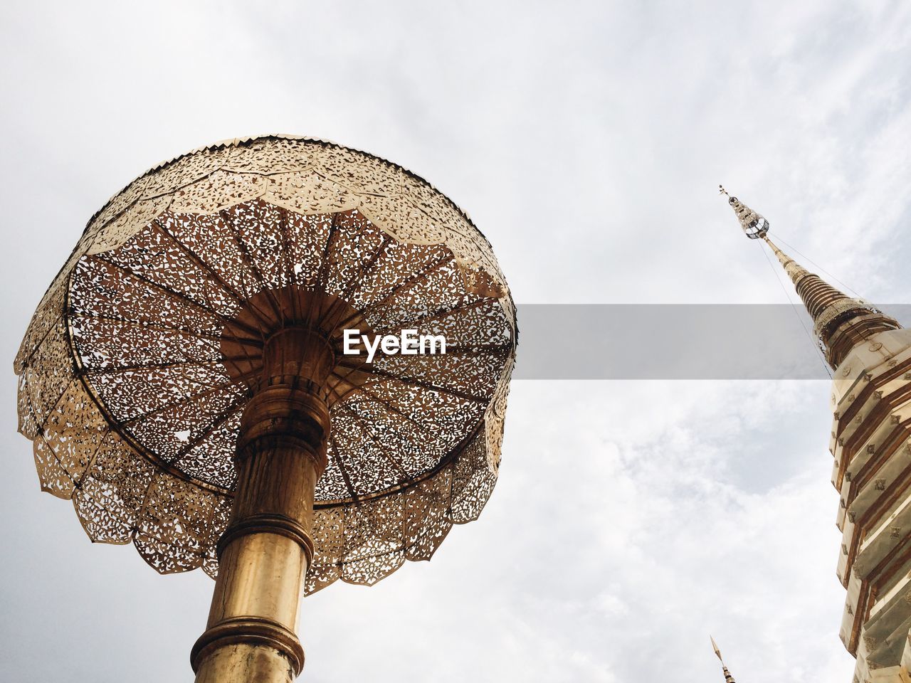 LOW ANGLE VIEW OF BUILT STRUCTURE AGAINST SKY