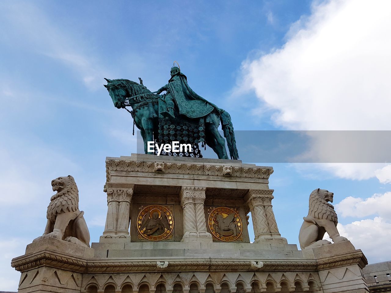 LOW ANGLE VIEW OF STATUE AGAINST THE SKY