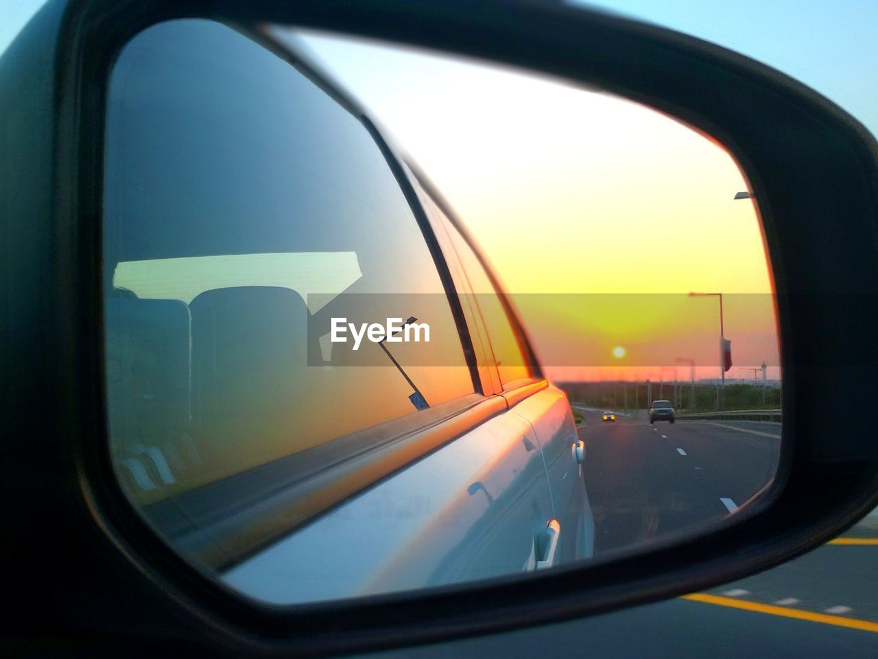 REFLECTION OF CAR ON SIDE-VIEW MIRROR