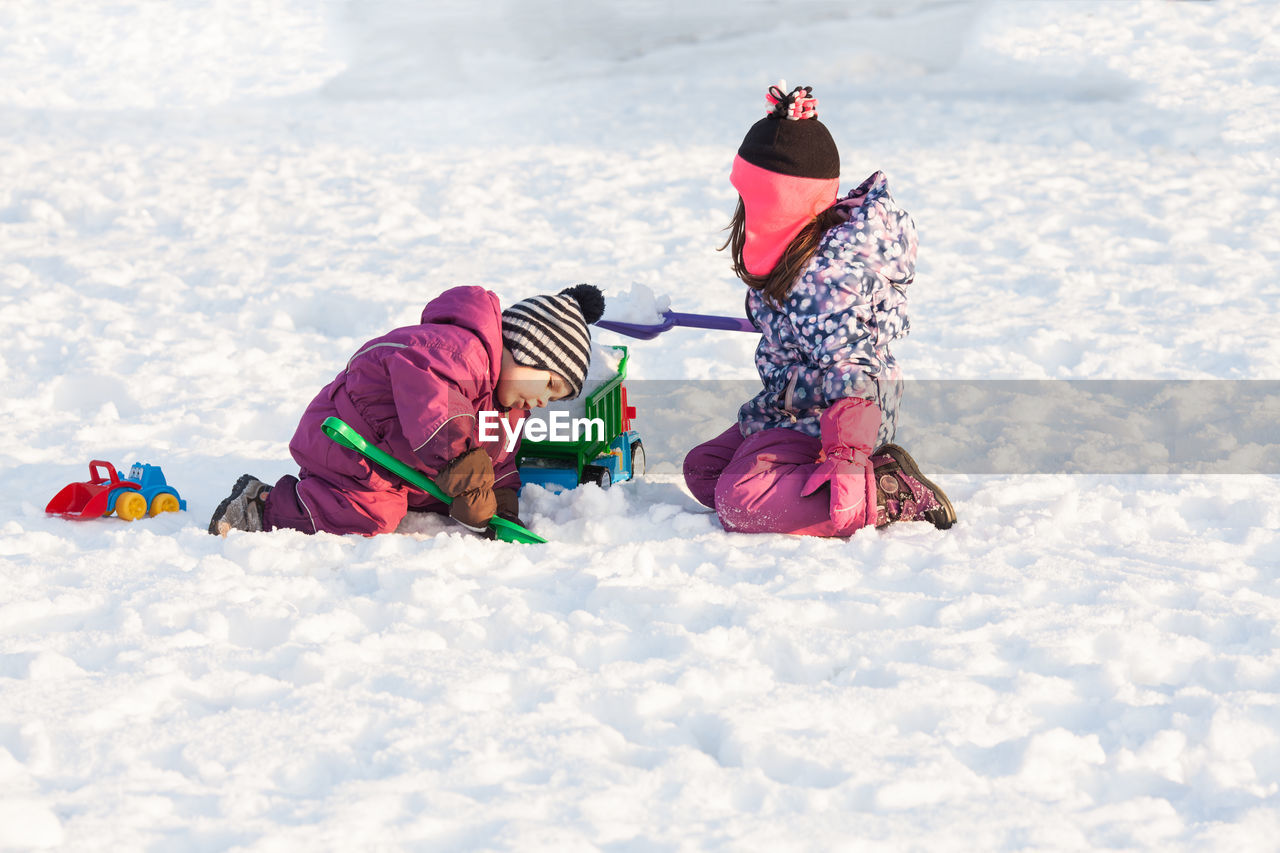 REAR VIEW OF WOMEN ON SNOW