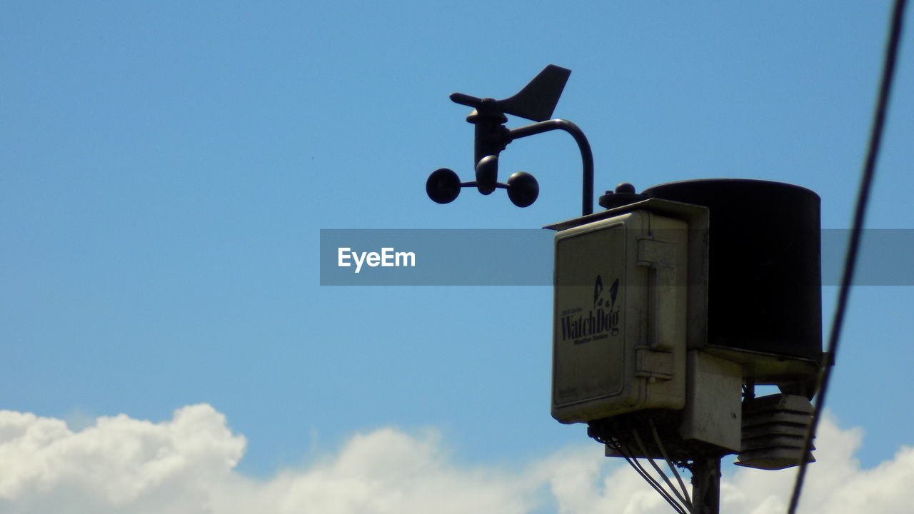 LOW ANGLE VIEW OF TELEPHONE AGAINST CLEAR SKY