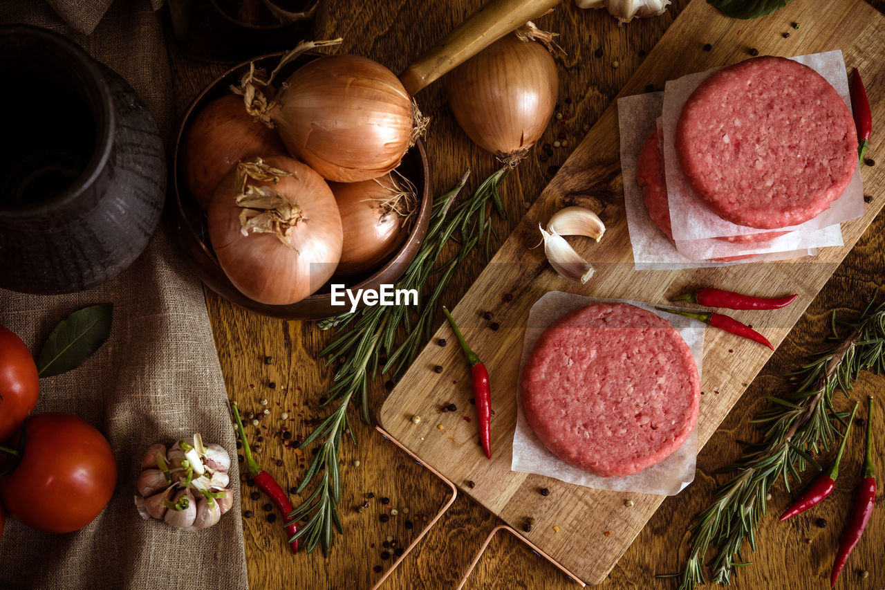HIGH ANGLE VIEW OF VEGETABLES AND FRUITS ON TABLE
