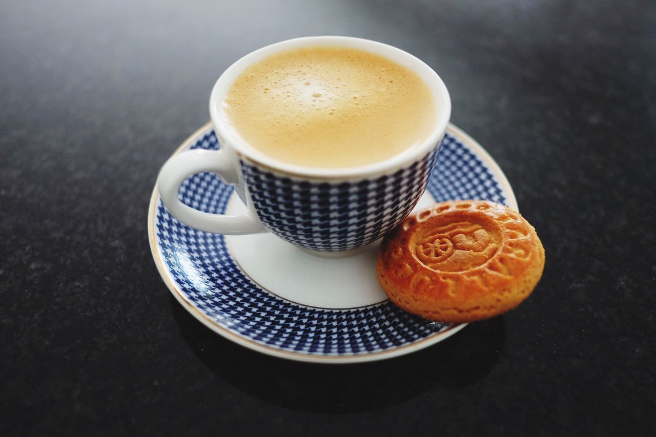 HIGH ANGLE VIEW OF COFFEE AND CUPS ON TABLE