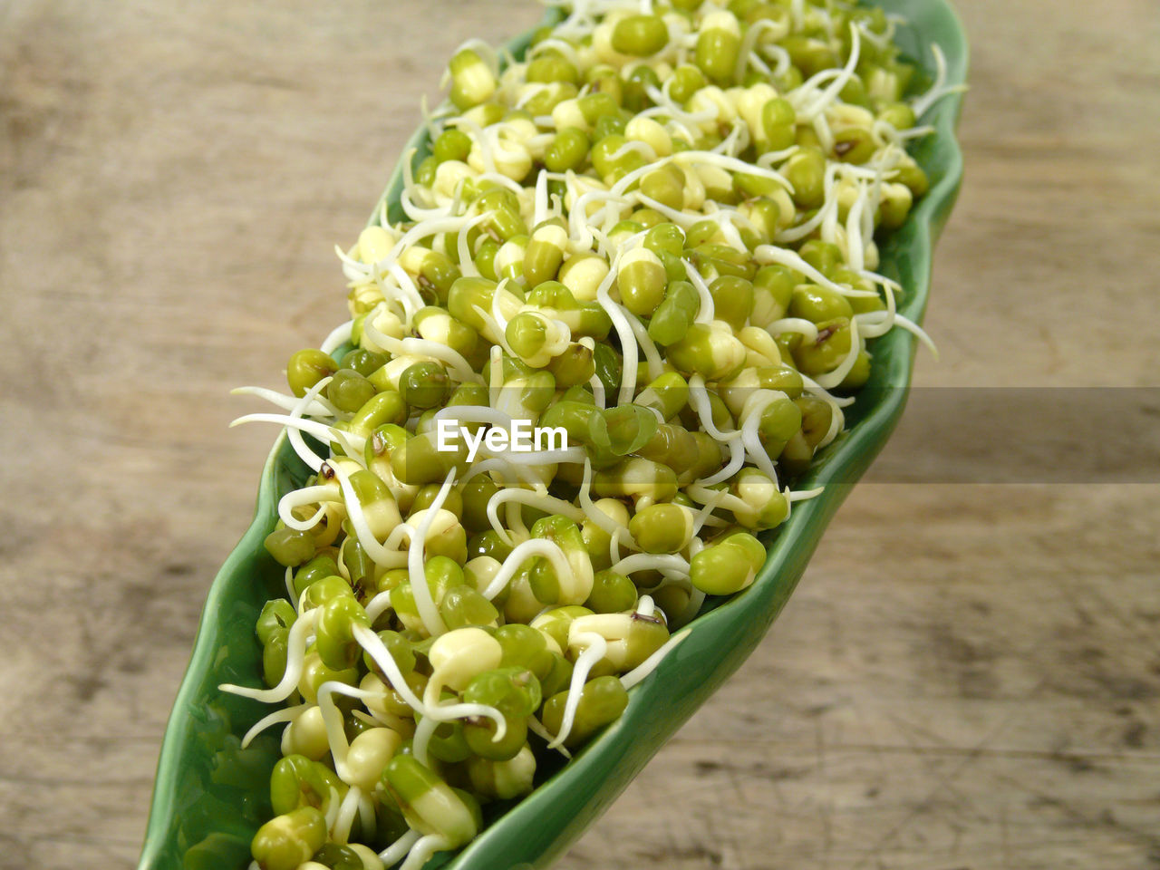 HIGH ANGLE VIEW OF VEGETABLES IN PLATE ON TABLE