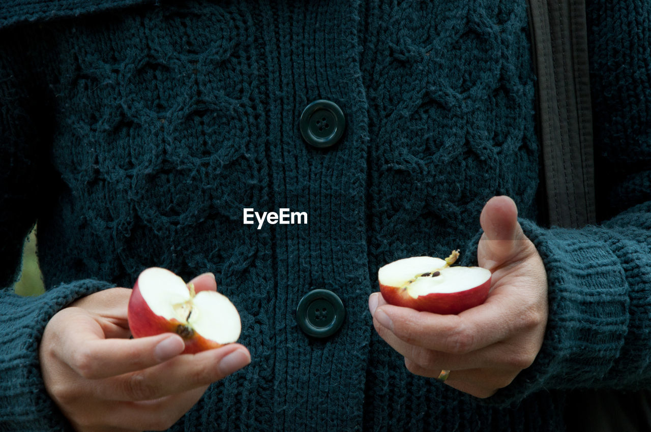 CLOSE-UP OF HAND HOLDING APPLE