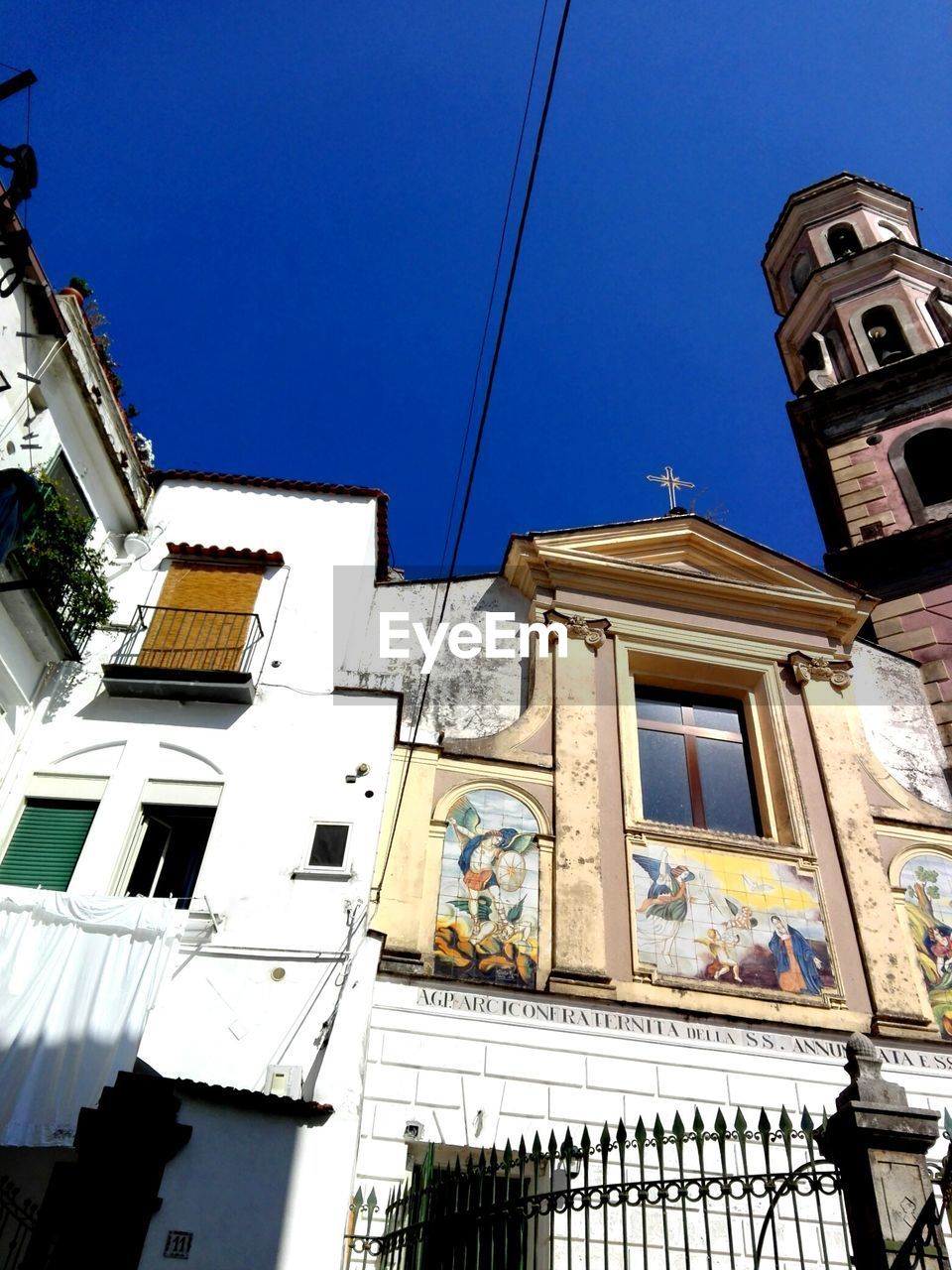 LOW ANGLE VIEW OF BUILDINGS AGAINST CLEAR SKY