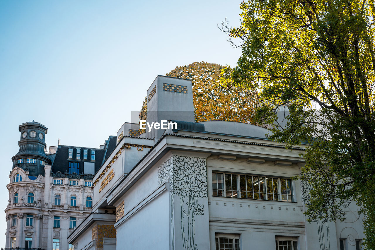 LOW ANGLE VIEW OF BUILDINGS AGAINST CLEAR SKY