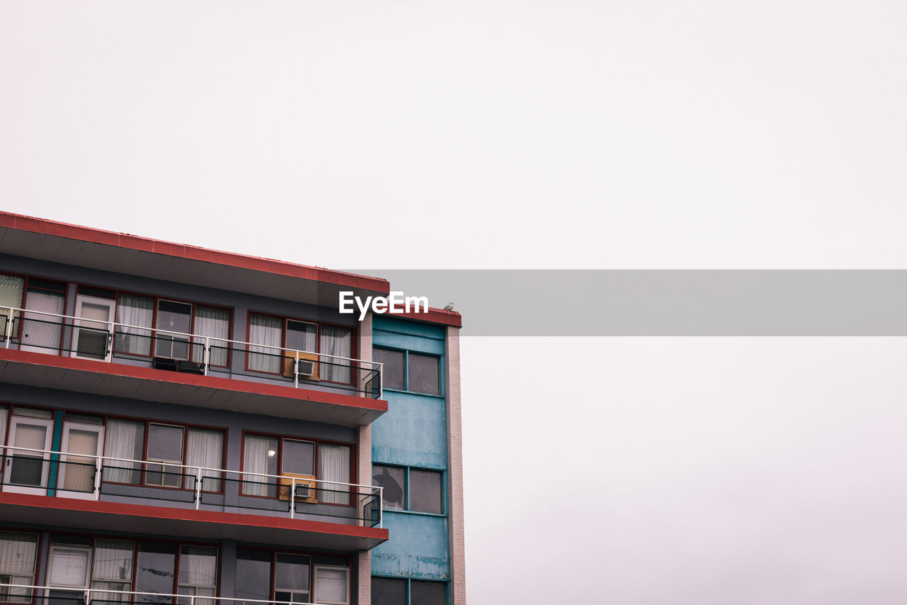 EXTERIOR OF RESIDENTIAL BUILDING AGAINST SKY