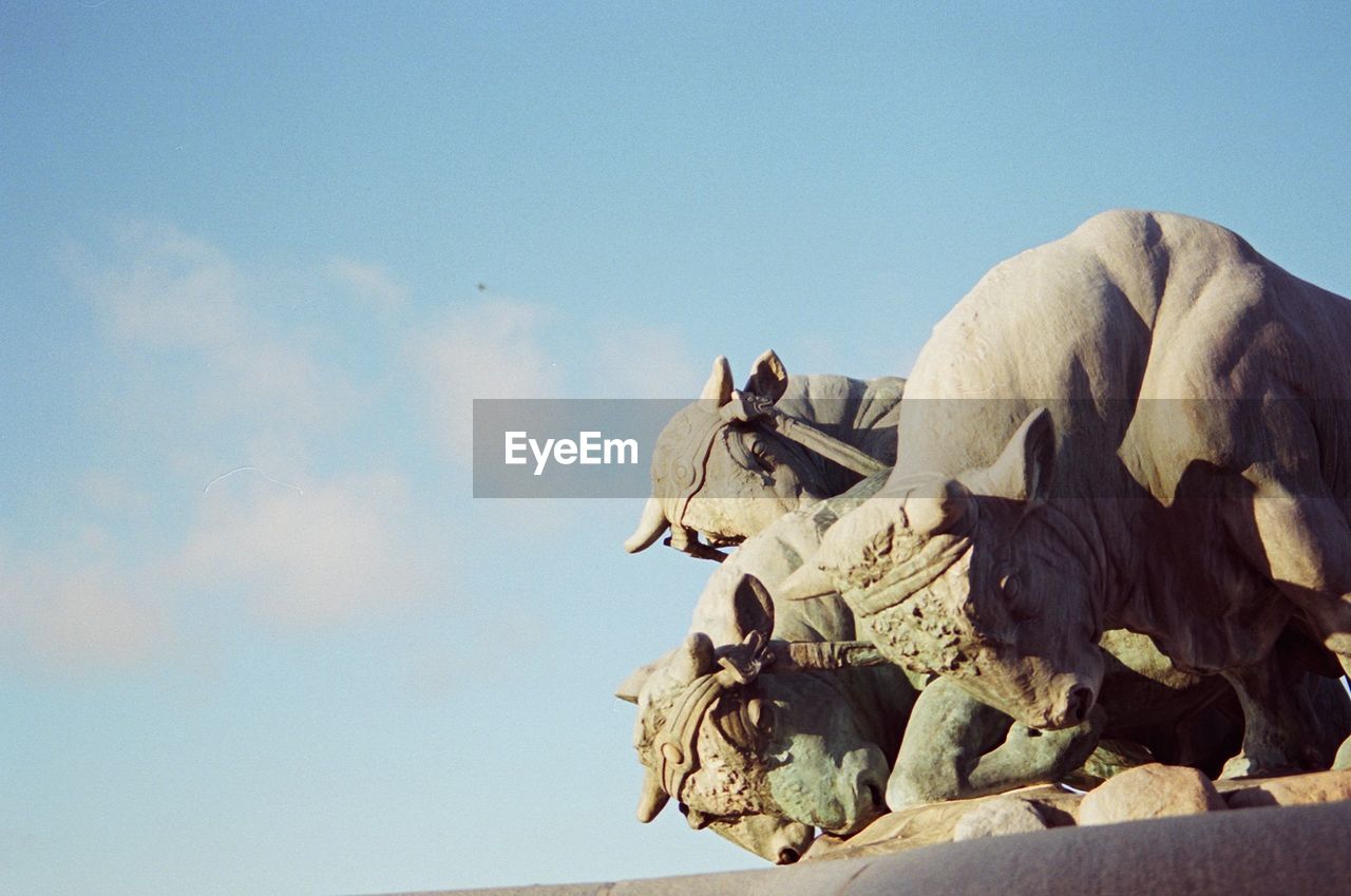 LOW ANGLE VIEW OF STATUE AGAINST SKY