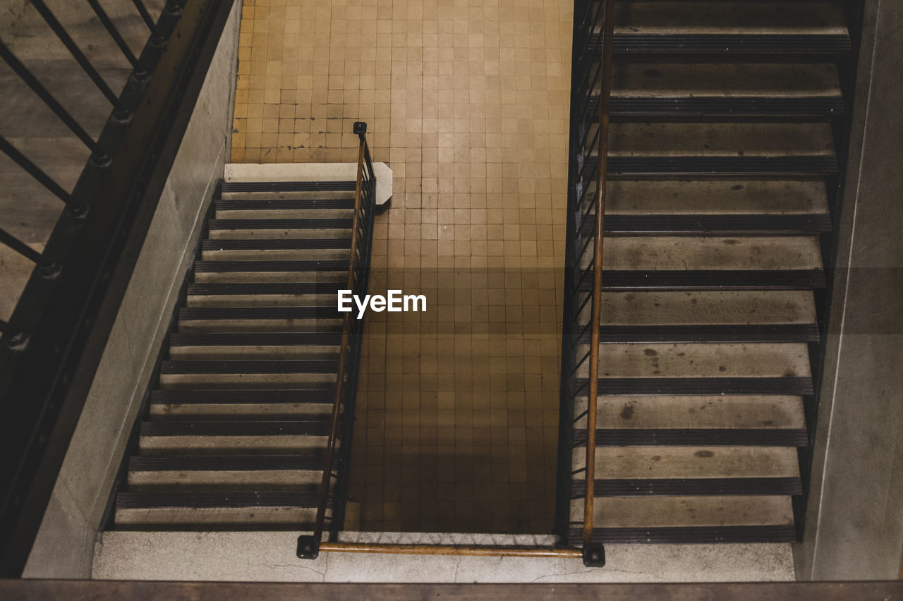 HIGH ANGLE VIEW OF ESCALATOR ON BUILDING