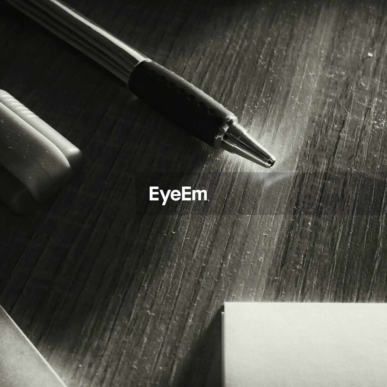 CLOSE-UP OF CROPPED PHONE