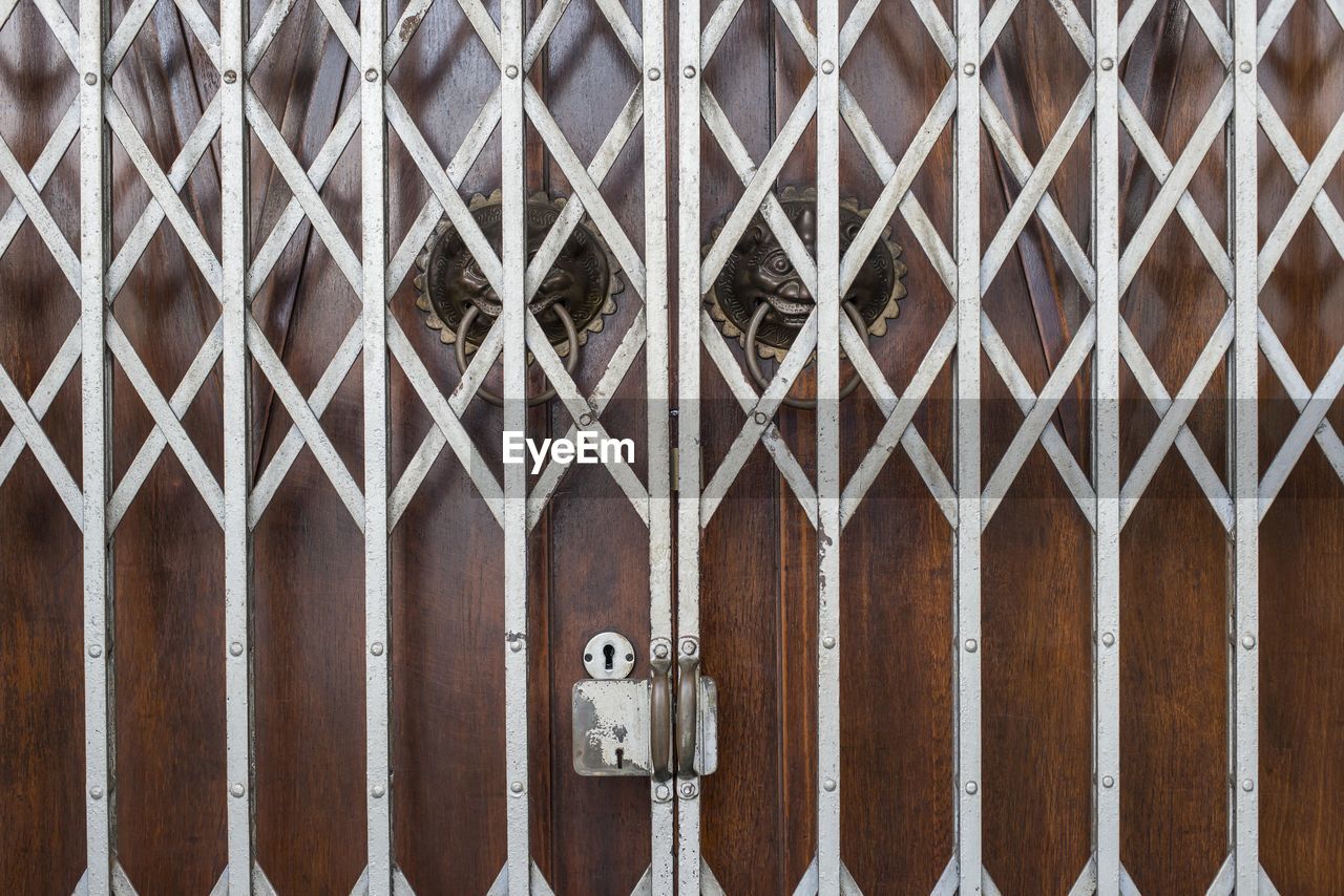 FULL FRAME SHOT OF PATTERNED WINDOW ON BUILDING