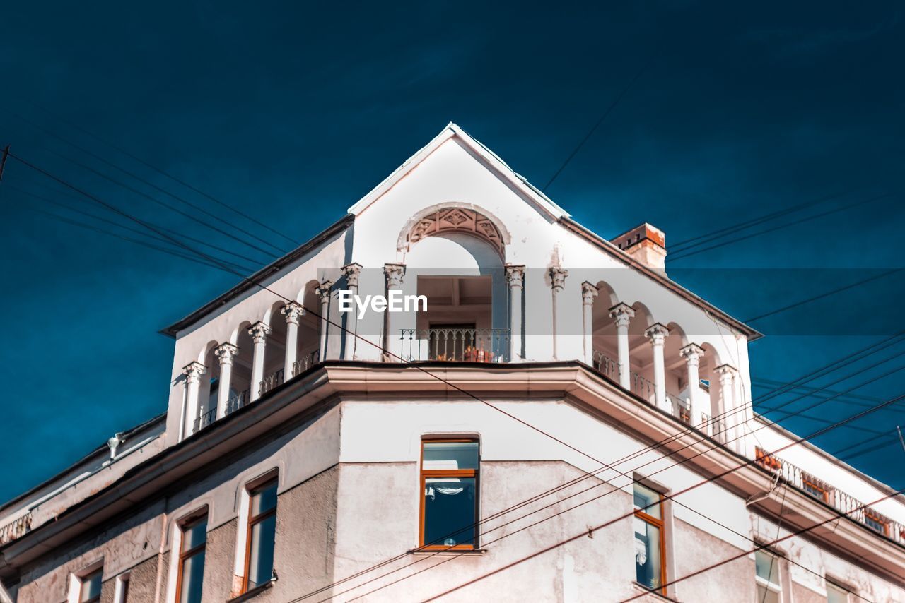 LOW ANGLE VIEW OF BUILDING