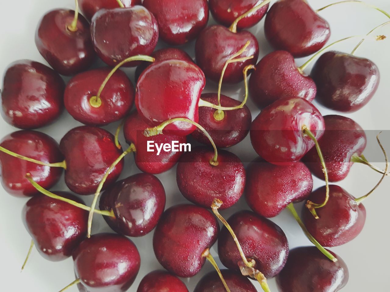 CLOSE-UP OF CHERRIES IN BOWL