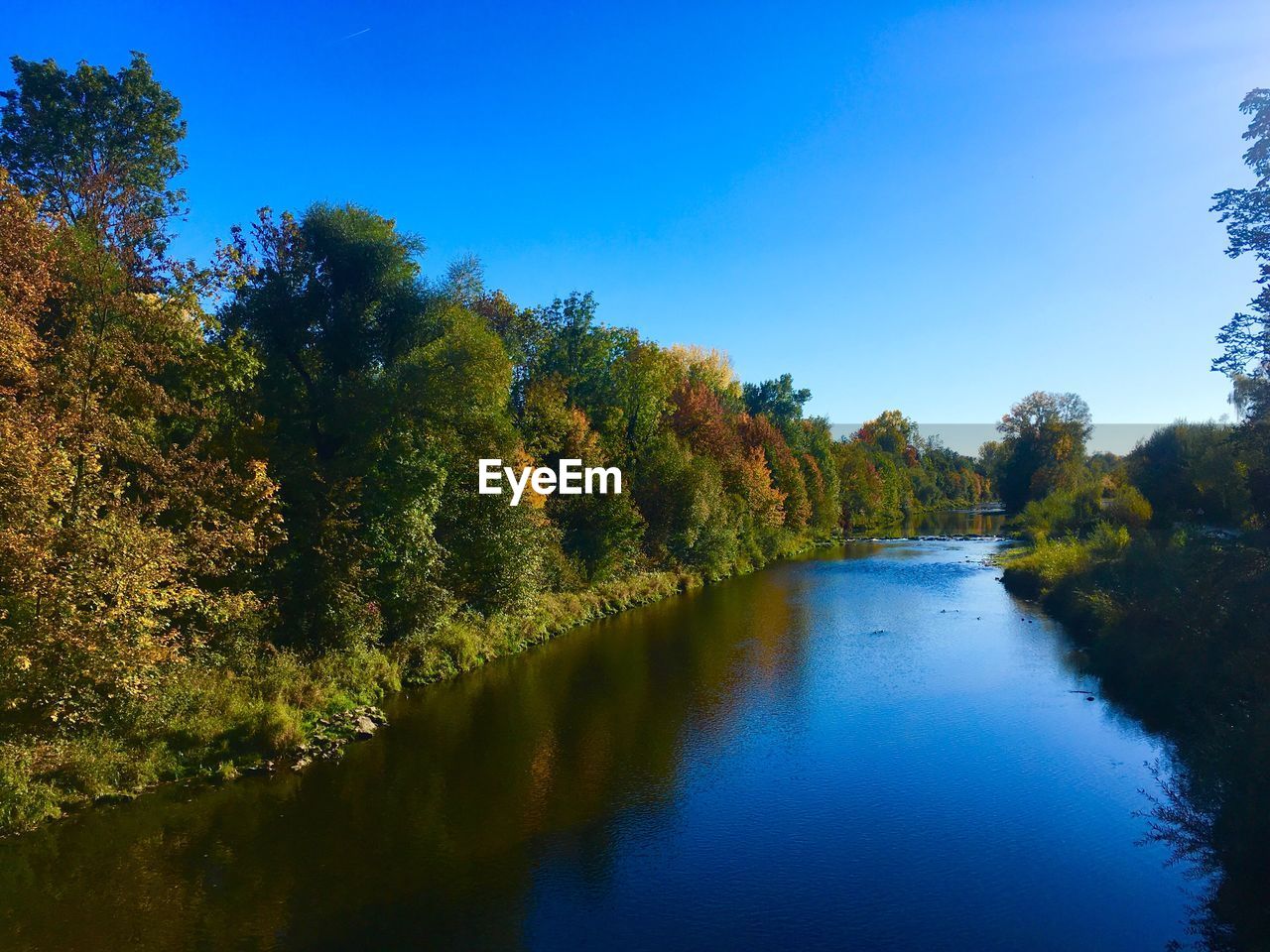 SCENIC VIEW OF LAKE AGAINST SKY DURING AUTUMN