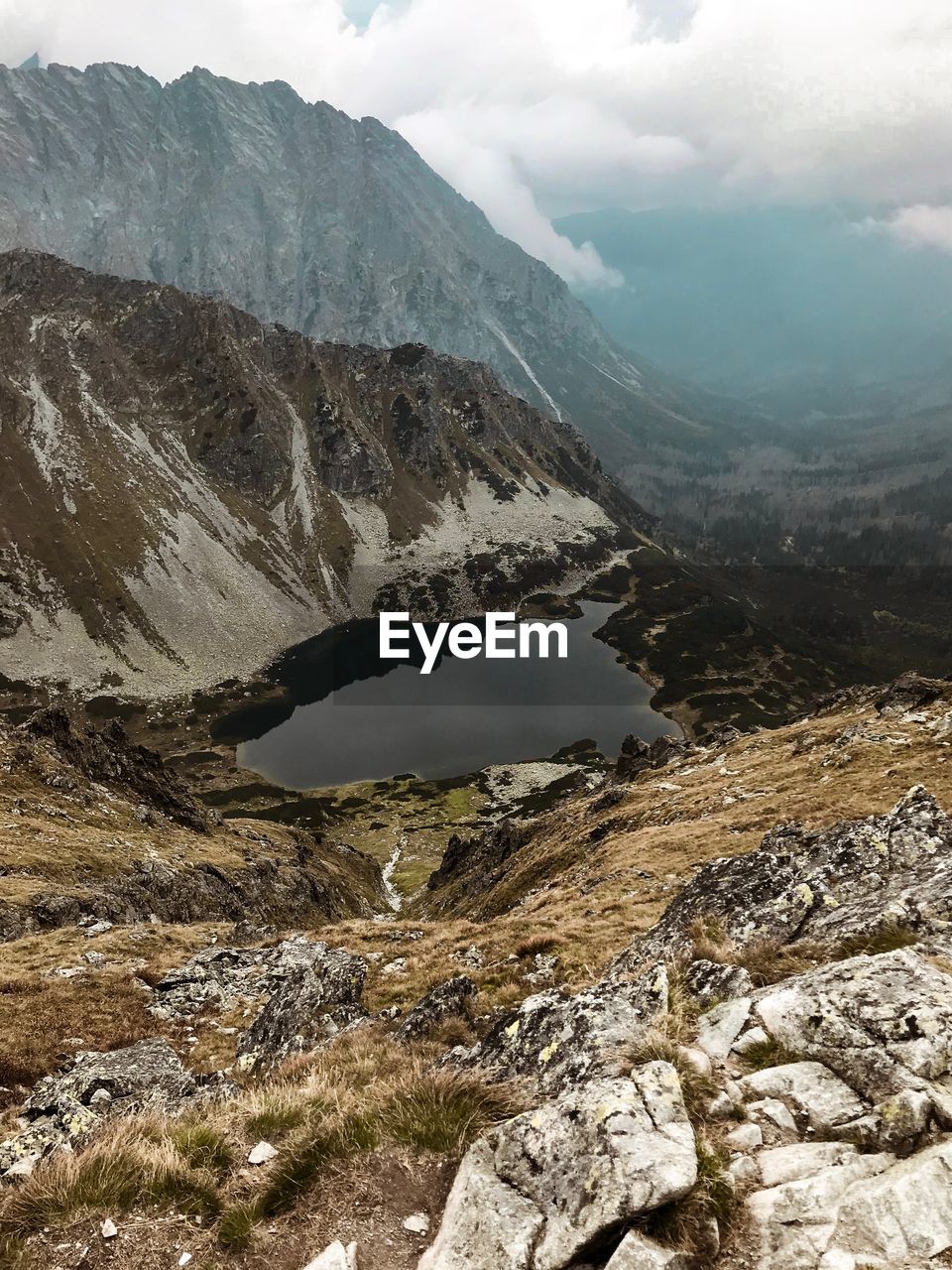 AERIAL VIEW OF MOUNTAIN RANGE AGAINST SKY