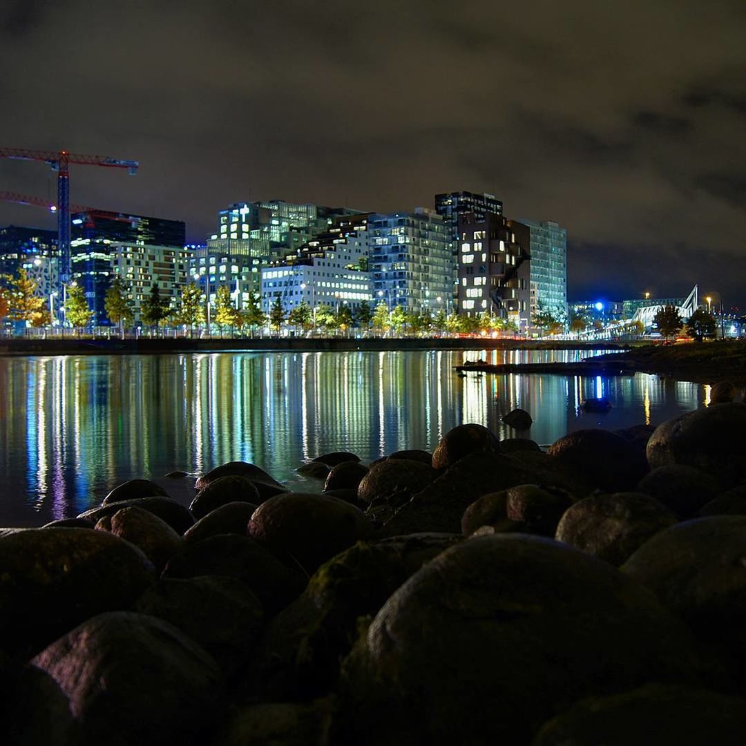 VIEW OF SKYSCRAPERS IN FRONT OF SEA