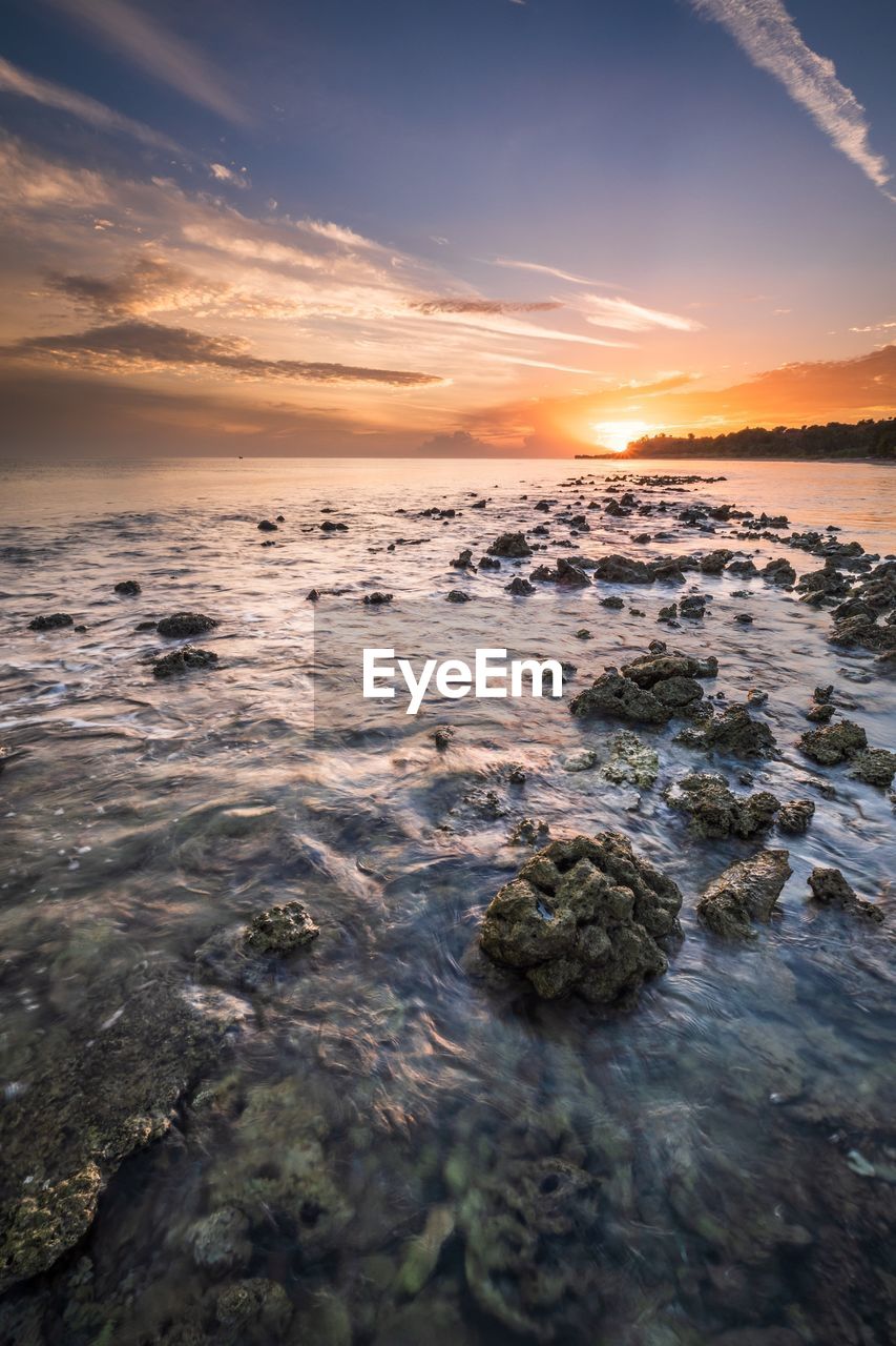 SCENIC VIEW OF SEA AGAINST SUNSET SKY