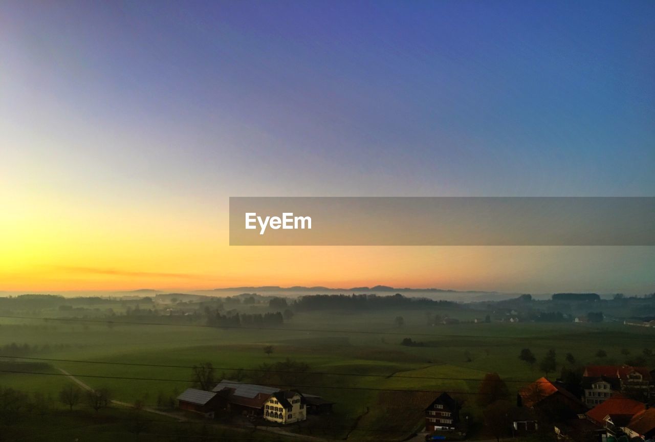 SCENIC VIEW OF AGRICULTURAL LANDSCAPE AGAINST CLEAR SKY