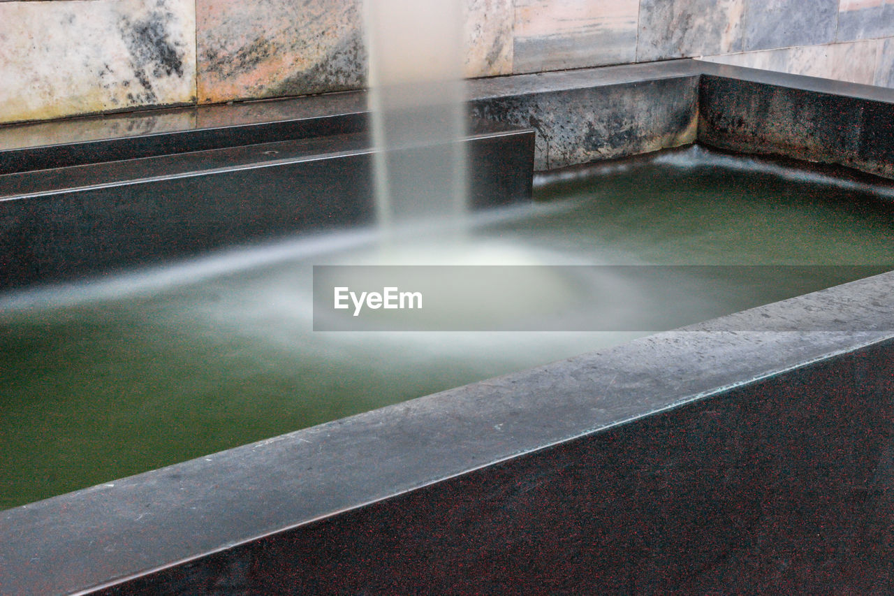 HIGH ANGLE VIEW OF WATER IN CONTAINER